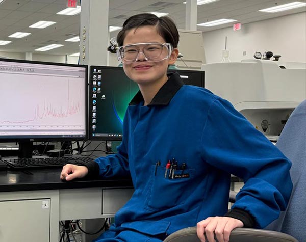 Anna Taylor in the lab during her internship with Parker Lord.